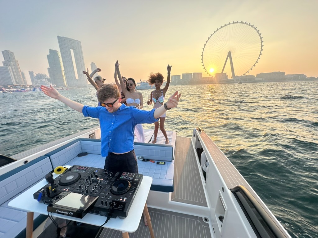 Explore Jumeirah Beach by Mr.G Yachts: Your Ultimate Guide to a Luxury Yacht Rental in Dubai