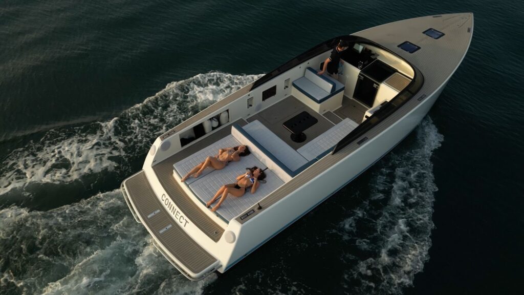 Best Yacht Brands to Look for When Renting a Yacht in Dubai