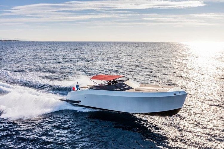 Top Luxury Amenities on Dubai Private Yacht Rentals Today